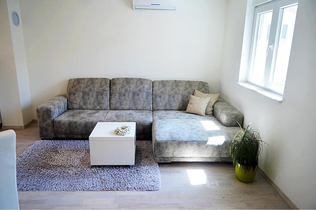 Leona Appartement Pula Buitenkant foto