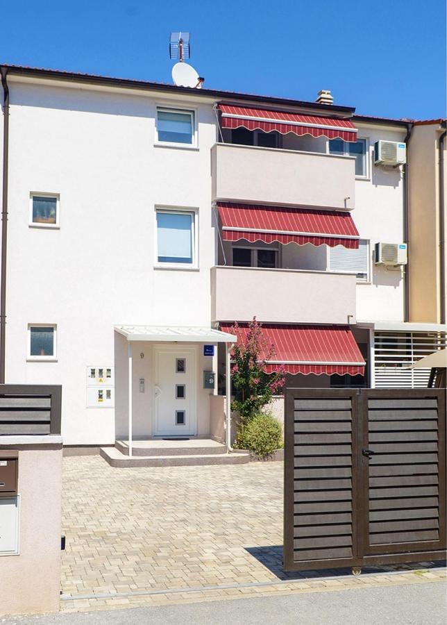Leona Appartement Pula Buitenkant foto