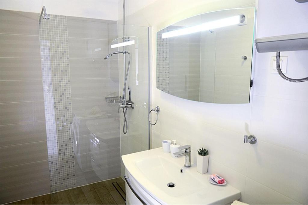 Leona Appartement Pula Buitenkant foto